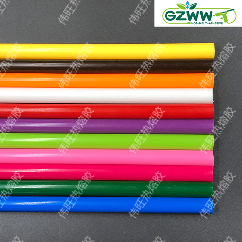 伟旺彩色热熔胶棒。黄色、黑色、橘色、白色、大红、紫色、青绿、粉红、桃红、绿色、蓝色等颜色。支持颜色定制。3吨起定制长度、直径、颜色。